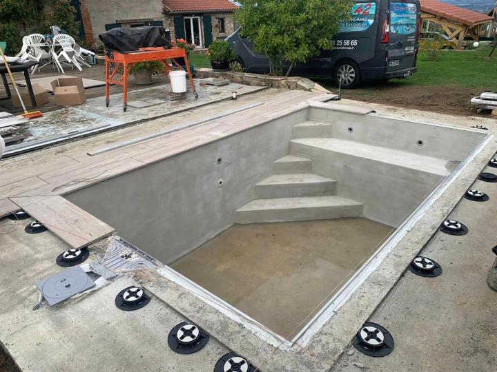 Travaux de rénovation de piscine traditionnelle Près de Montbrison