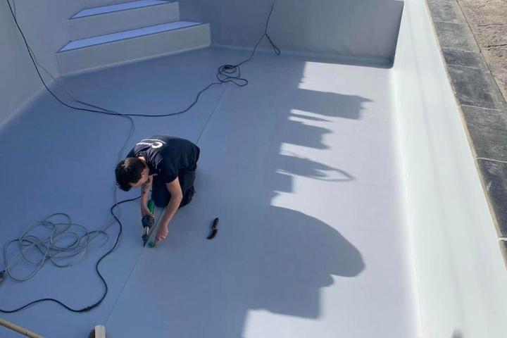Laissez l’équipe de TECHNI-PISCINE 42 réaliser les travaux d’étanchéité de votre bassin.
